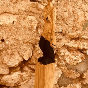 Frau mit schwarzer Krone