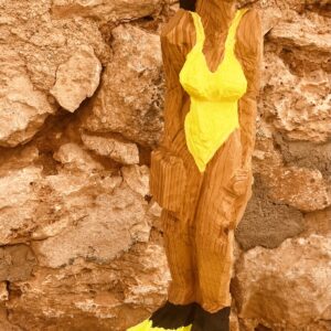 Frau mit neongelben Badeanzug