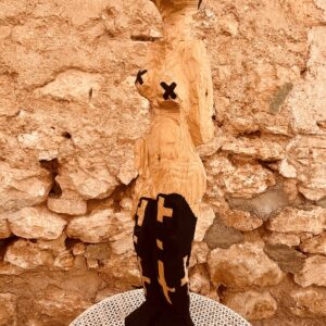 Frau mit zwei Kreuzen