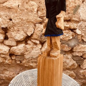 Frau mit schwarzen Kleid