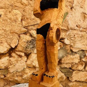 Frau mit Kreuz auf dem Arm